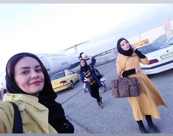 شیطنت‌های دختران «نون خ» در فرودگاه + عکس
